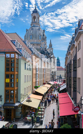 Dresde. Cafés, bars et restaurants sur Münzgasse en regardant vers l'église Frauenkirche, Dresde, Saxe, Allemagne Banque D'Images