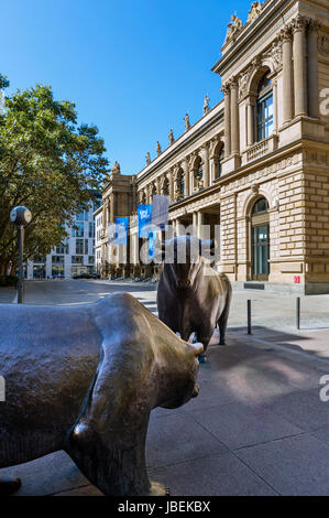 Bâtiment de la Bourse de Francfort (Frankfurter Wertpapierbörse ou FCB), avec Bull et portent des statues à l'avant, Börsenplatz, Francfort, Hesse, Allemagne Banque D'Images