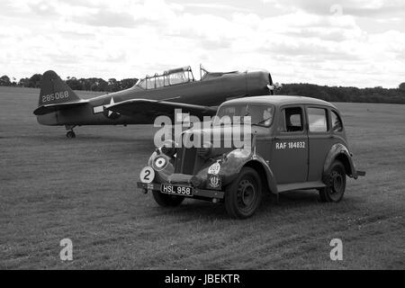 1938 Hillman Minx voiture d'état-major de la RAF avec un North American Harvard dans l'arrière-plan Banque D'Images