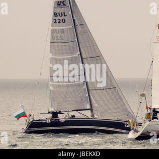 AJAXNETPHOTO. 28E MAI, 2017. PLYMOUTH, en Angleterre. - TRANSAT - DEUX ÉTOILES FURIA ENTRÉE BULGARE AU DÉBUT CO-SKIPPÉ PAR KOPANOV ET DIAN ZAYKOV. Location de signalé coulé le 9 juin dans une ardente TEMPÊTE ATLANTIQUE ; équipage secouru par LINER QUEEN MARY. PHOTO:JONATHAN EASTLAND/AJAX REF:D172905 6595 Banque D'Images