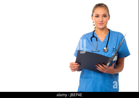 Jeune femme médecin examinant les dossiers patients Banque D'Images