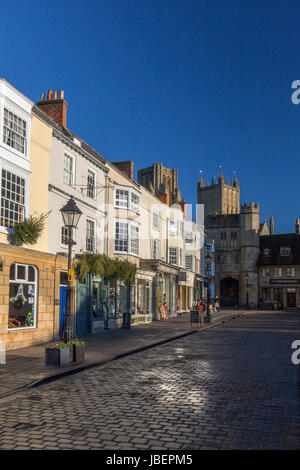 Soleil d'hiver faible s'allume l'élégante architecture géorgienne dans la place du marché, Wells, Somerset, England, UK Banque D'Images