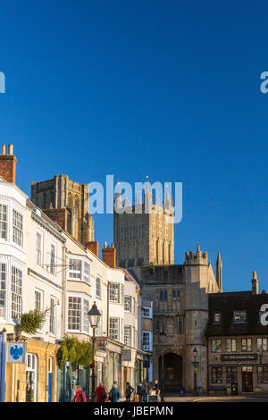 Soleil d'hiver faible s'allume l'élégante architecture géorgienne dans la place du marché, Wells, Somerset, England, UK Banque D'Images