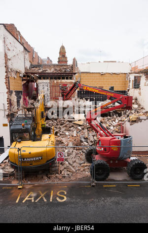 Site de démolition avec le suivi digger, équipement hydraulique lourde grue à Royal Leamington spa : démolir un vieux bâtiment à Leamington spa. UK. (88) Banque D'Images