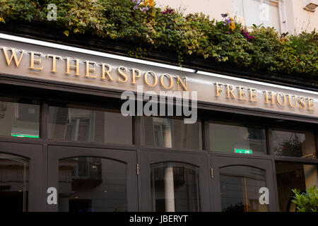 Inscrivez-vous à la signalisation / Benjamin Satchwell Wetherspoon Wetherspoons / Maison / Libre Public House. 112-114 La Parade, Leamington Spa CV32 4AQ. UK. (88) Banque D'Images