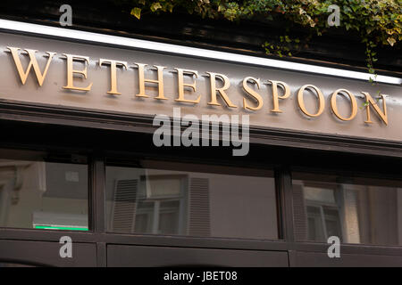 Inscrivez-vous à la signalisation / Benjamin Satchwell Wetherspoon Wetherspoons / Maison / Libre Public House. 112-114 La Parade, Leamington Spa CV32 4AQ. UK. (88) Banque D'Images