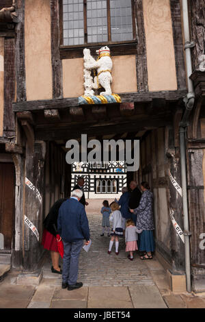 L'ours et le personnel additionnel (Ragged de Dudley s) et les touristes dans le Seigneur Leycester Hospital ; maison de retraite pour anciens combattants à Warwick, Angleterre. UK Banque D'Images