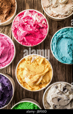 Vue aérienne d'une sélection de bains à remous coloré des glaces italiennes dans une variété de saveurs sur une surface en bois rustique pour un délicieux dessert d'été Banque D'Images