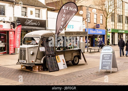 Citroen HY bord val utilisé comme boutique e-cigarette, le Broadway, Bexleyheath, Londres, Angleterre Banque D'Images