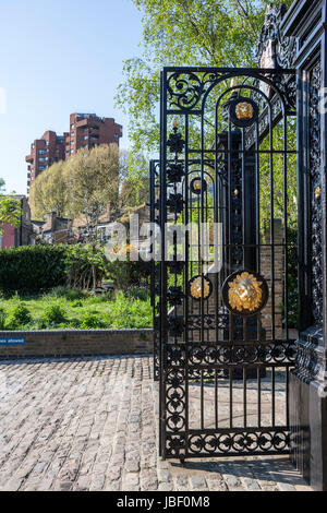 Cremorne Gardens avec des portes d'entrée restauré, Chelsea, Londres Banque D'Images