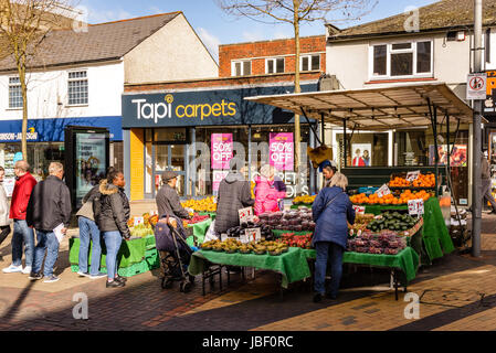 Fruits & Légumes à l'ancienne échoppe de marché, rue piétonne, Le Broadway, Bexleyheath, Londres, Angleterre Banque D'Images