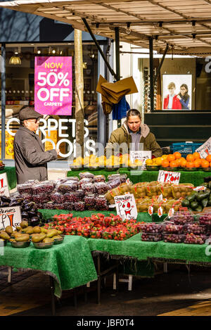 Fruits & Légumes à l'ancienne échoppe de marché, rue piétonne, Le Broadway, Bexleyheath, Londres, Angleterre Banque D'Images