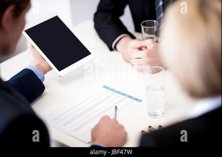 Équipe d'associés au travail dans office Banque D'Images