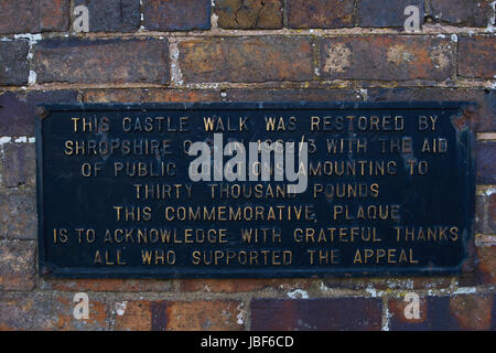 Plaque commémorative sur le mur le long de la promenade du Château. Bridgenorth. Le Shropshire. UK Banque D'Images