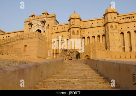 Suraj Pol. L'imposition d'entrée principale de Fort Amber. Bâtiment historique et de l'ancienne maison pour le maharajah de Jaipur, Rajasthan, Inde. Banque D'Images