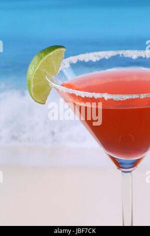 Roter Nahaufnahme Cocktail Martini am Strand und Meer im Urlaub Banque D'Images