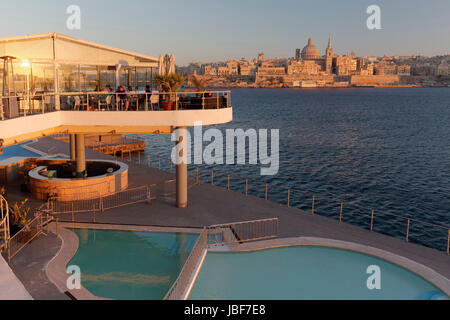 Vue de La Valette de Sliema, devant le restaurant La Terrasse et la piscine, Lumière du Soir, La Valette, Malte Banque D'Images