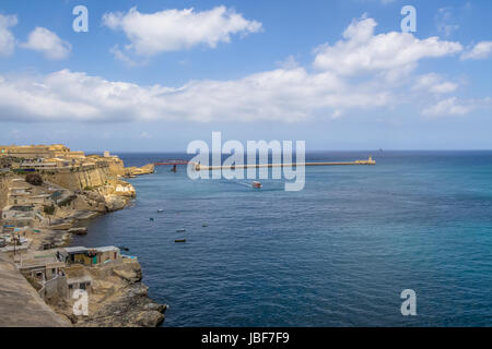 La valette vue du Grand Port avec brise-lames et phare de pont - La Valette, Malte Banque D'Images