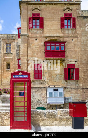 Bâtiments dans La Valette et cabine téléphonique rouge - La Valette, Malte Banque D'Images