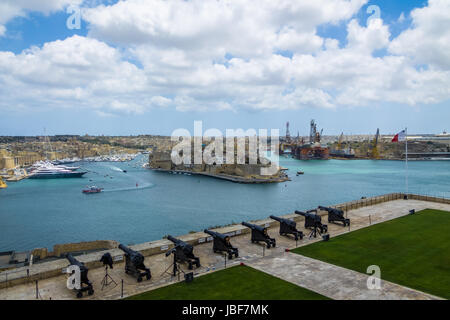 Les canons de la batterie de salut et le Grand Port - La Valette, Malte Banque D'Images