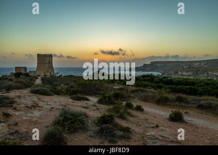 Ghajn Tuffieha Tower à Golden Bay au coucher du soleil - Malte Banque D'Images