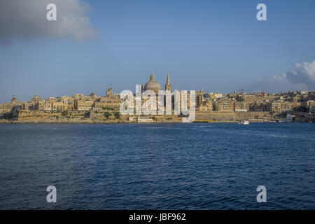 Toits de La Valette Sliema avec Basilique de Notre Dame du Mont Carmel - La Valette, Malte Banque D'Images