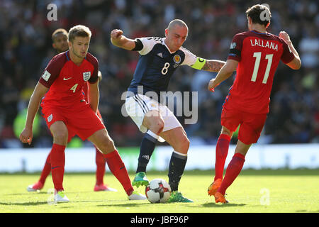 Scotland's Scott Brown (au centre) et l'Angleterre Adam Lallana (à droite) lors de la Coupe du Monde FIFA 2018, de qualification du groupe F match à Hampden Park, Glasgow. Banque D'Images