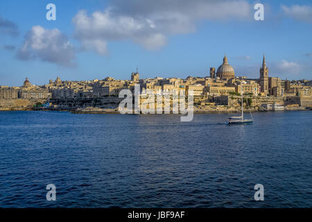 Toits de La Valette Sliema avec Basilique de Notre Dame du Mont Carmel - La Valette, Malte Banque D'Images