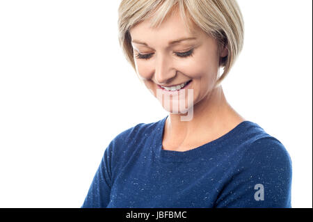 Sourire timide isolé dame d'âge moyen Banque D'Images