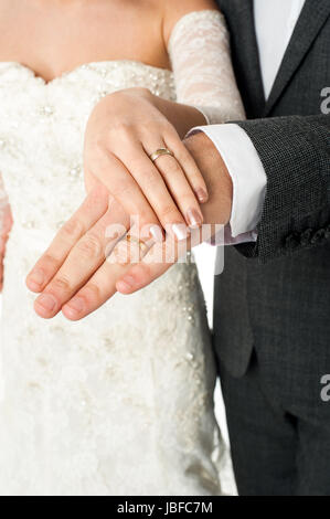 Portrait du marié afficher leurs anneaux de mariage Banque D'Images