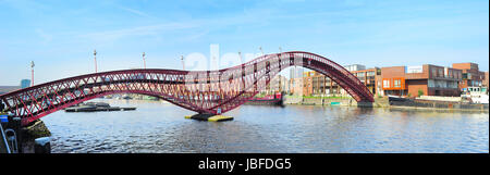 Le pont Python rouge à Amsterdam, Pays-Bas. C'est forme ressemble à un serpent rouge. Banque D'Images