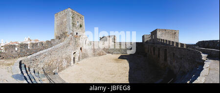 Ville de château de Monsaraz Alentejo espace intérieur (utilisé comme une arène de corrida traditionnelle). Situé sur la marge droite de la rivière Guadiana en portugais de l'Alentejo, près de Alqueiva damm et la frontière avec l'Espagne. Banque D'Images