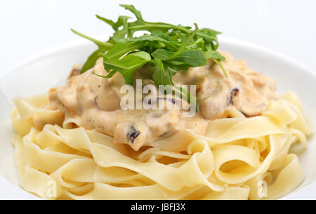 Macaroni au fromage, poulet et champignons Banque D'Images