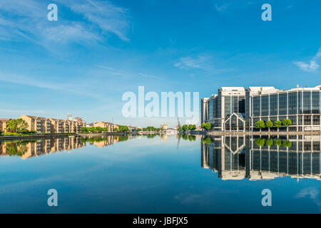 Londres, Royaume-Uni - 01 juin 2017 : Matin à Millwall Dock externe près de Canary Wharf à l'Est de Londres par temps calme Banque D'Images