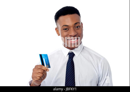 Young corporate guy montrant sa carte de débit Banque D'Images