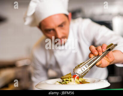 Image d'une salade prête à être servi d'être décoré par le chef Banque D'Images