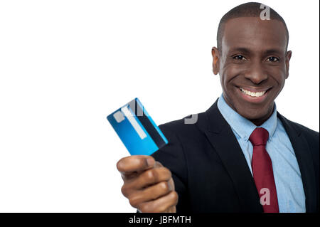 Young corporate guy montrant sa carte de débit Banque D'Images