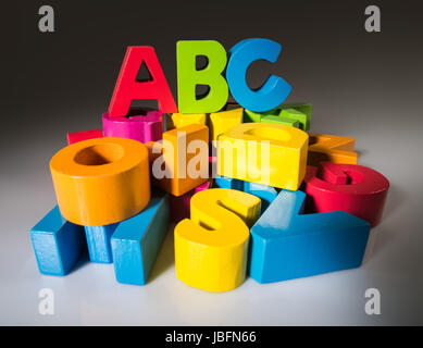 A B C lettres multicolores en bois. Banque D'Images