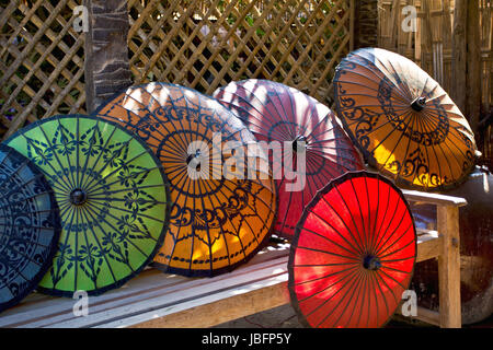 Parasol birman traditionnel fait de bambou et de coton Banque D'Images