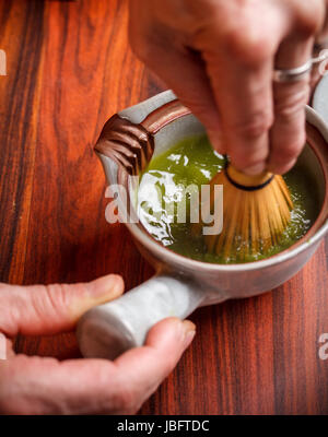Maître de thé faire thé matcha avec plateau fouetter Banque D'Images
