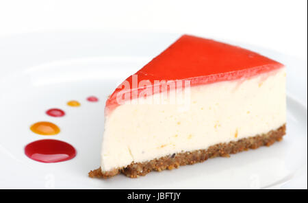 Gâteau au fromage aux fraises isolé sur fond blanc Banque D'Images