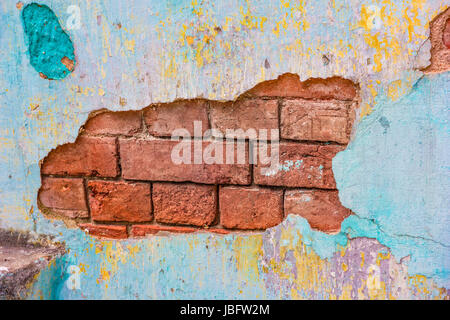 Plâtre peint coloré chipping off un blick wall <a href ='http://en.wikipedia.org/wiki/Yangon' target =" blank' >Yangon </a >, Yangon-Division, Myanmar Banque D'Images
