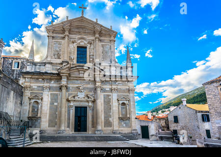 Voir à façade de vieille église en ville de Dubrovnik, décor de jeu des trônes, Croatie. Banque D'Images