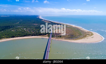 Photographie aérienne du pont de l'île de Noirmoutier en Vendée, France Banque D'Images