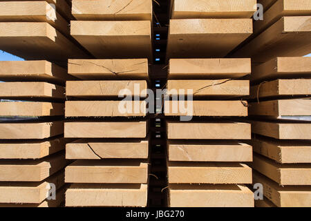 Pile de nouveaux goujons en bois au chantier de bois Banque D'Images