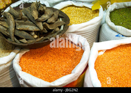 Différentes variétés de riz à la halle en Asie Banque D'Images