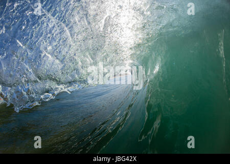 Les vagues de l'océan s'écraser sur les récifs à proximité du littoral plage shallopw Banque D'Images