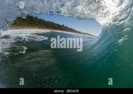 Les vagues de l'océan s'écraser sur les récifs à proximité du littoral plage shallopw Banque D'Images