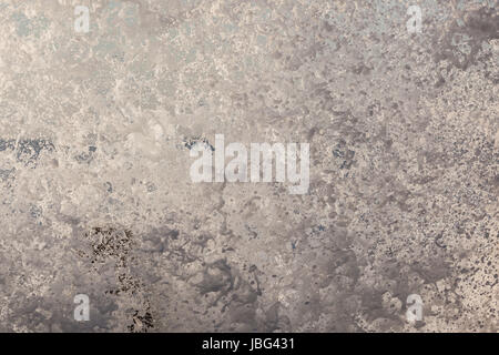 Vague de l'océan s'écraser creux vertical de l'eau de tangage puissance sur les récifs peu profonds tôt le matin Banque D'Images