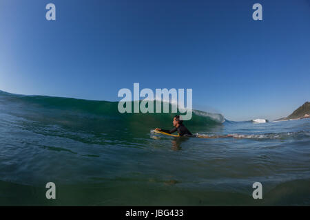 Les vagues de l'océan s'écraser sur les récifs à proximité du littoral plage shallopw Banque D'Images